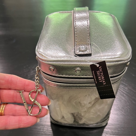 New Never Used Victoria’s Secret Silver Metallic Makeup Bag - Picture 5 of 6
